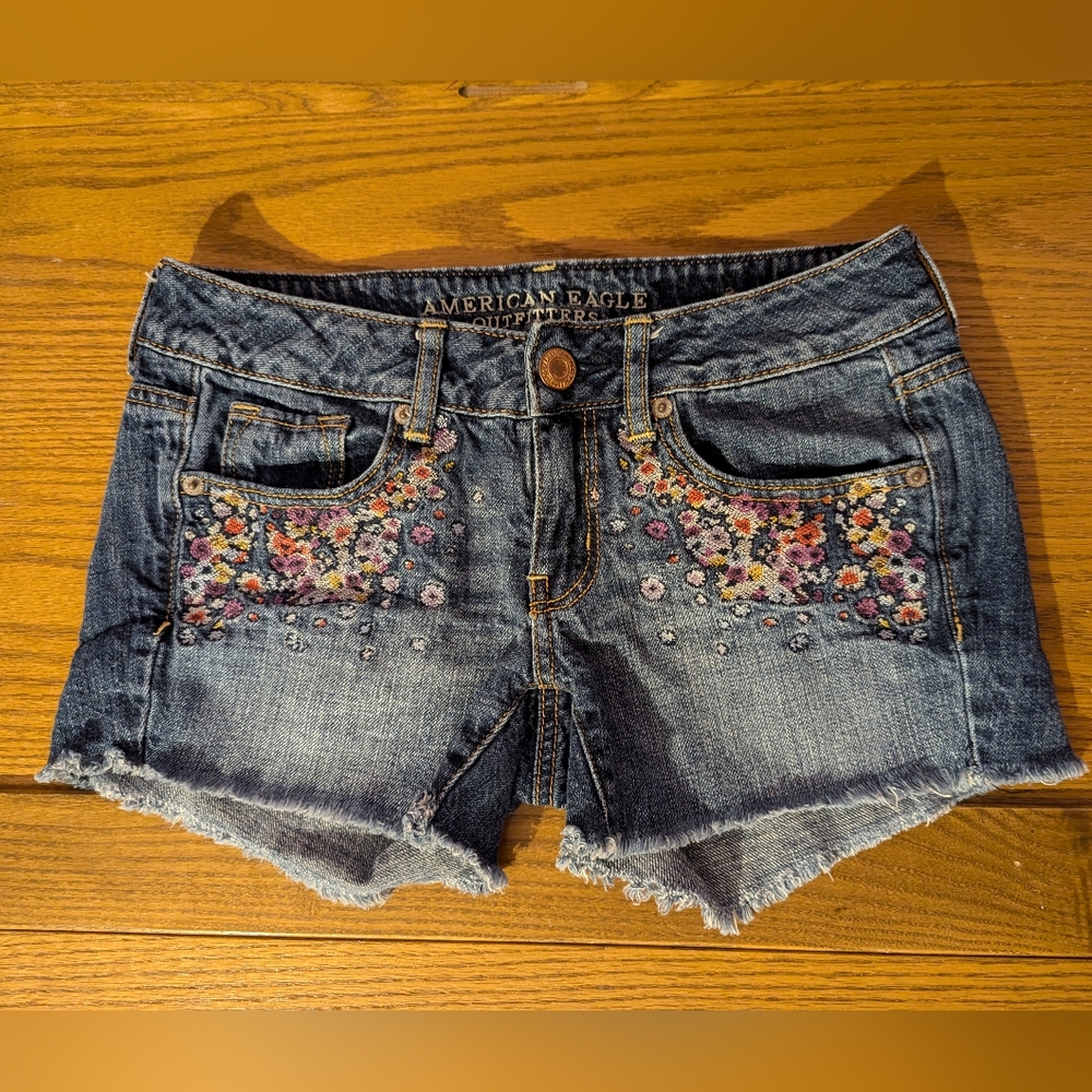 Women's American Eagle Shorts w/ floral embroidery, size 4*